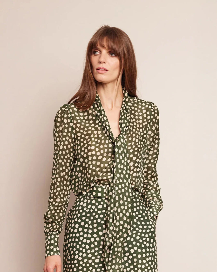 cara cara chili shirt abstract dot green turtledove on figure front