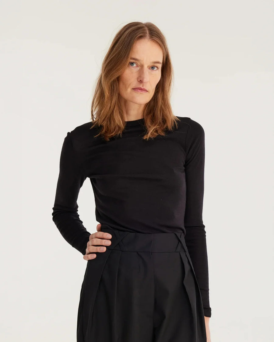 rohe Soft Wool Jersey Long Sleeve black on figure front