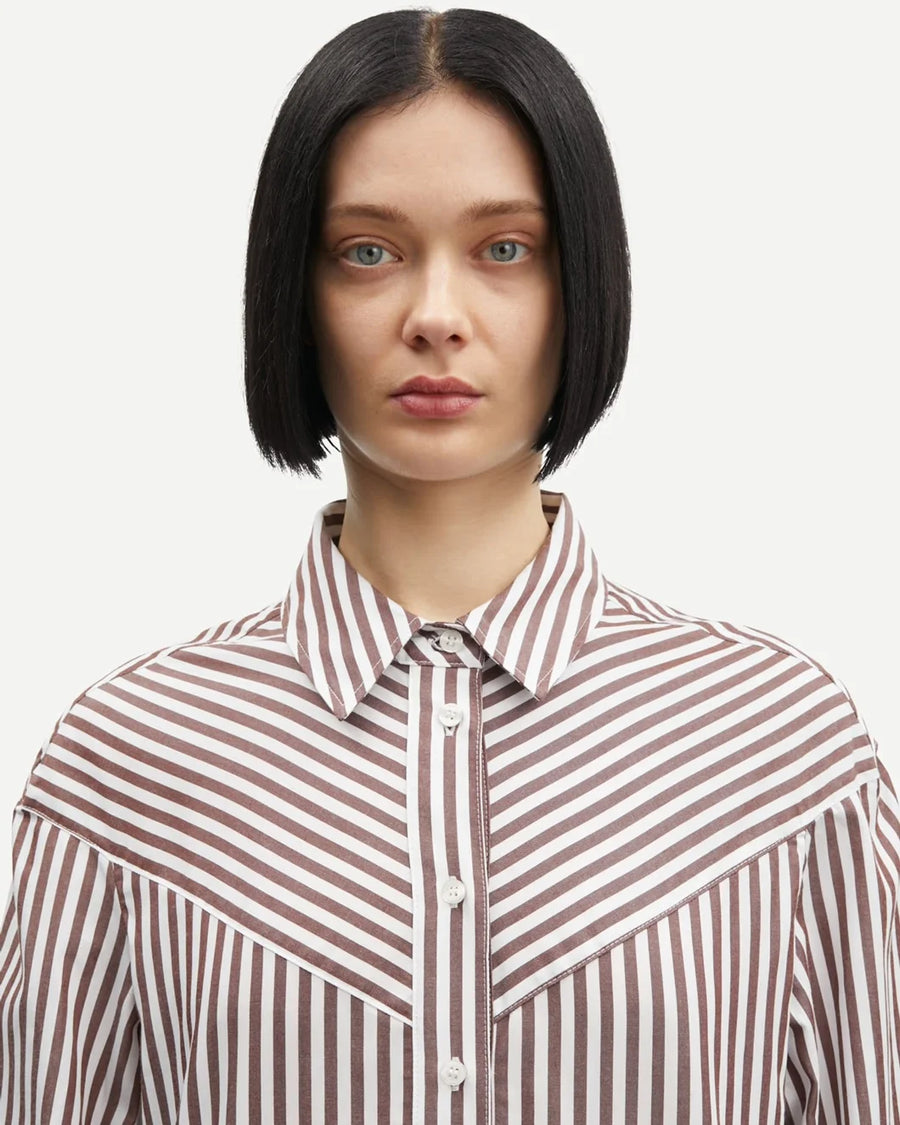 samsoe samsoe Samos Shirt fudgsickle stripe brown and white on figure front detail