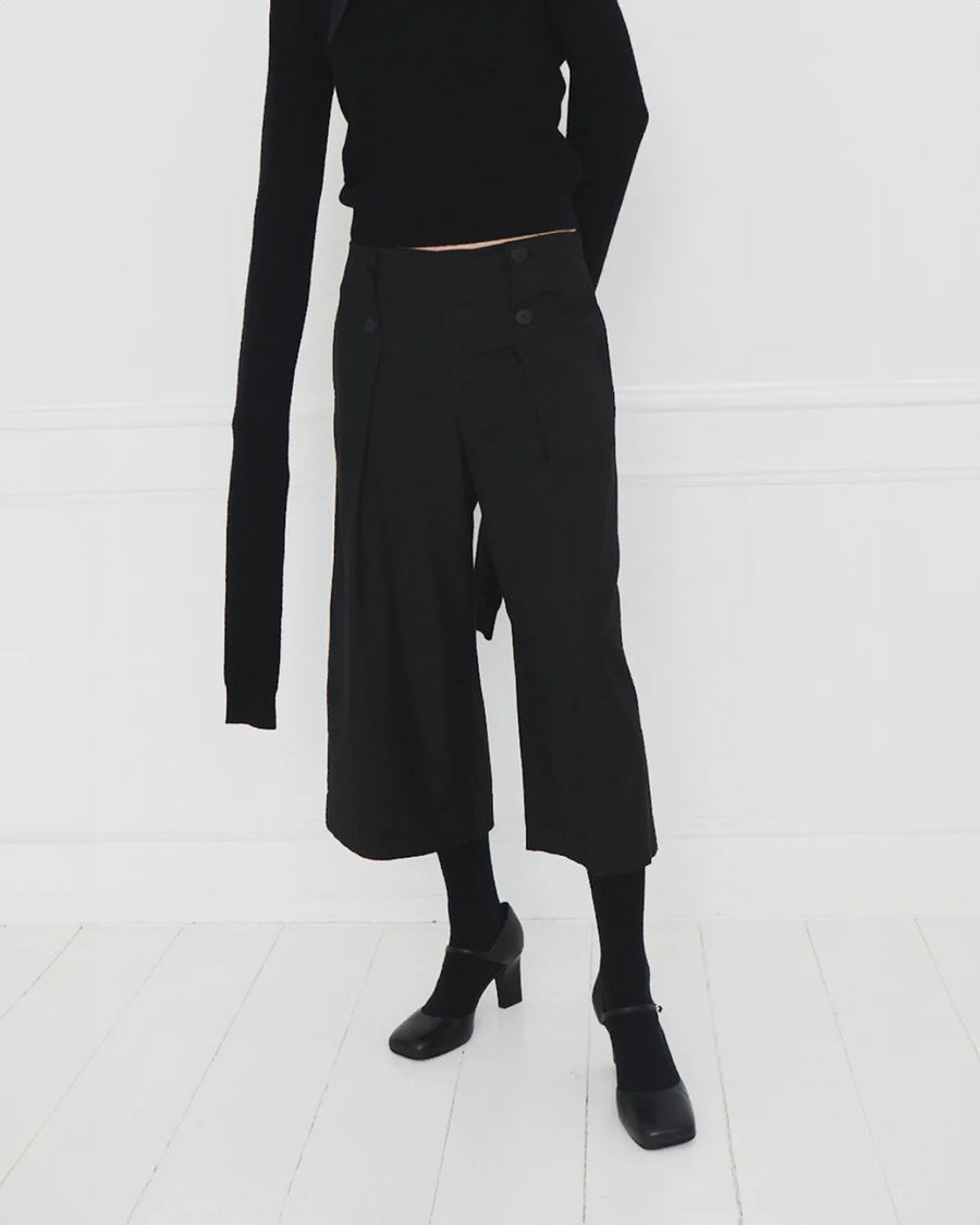 the garment Douglas Culottes black on figure front