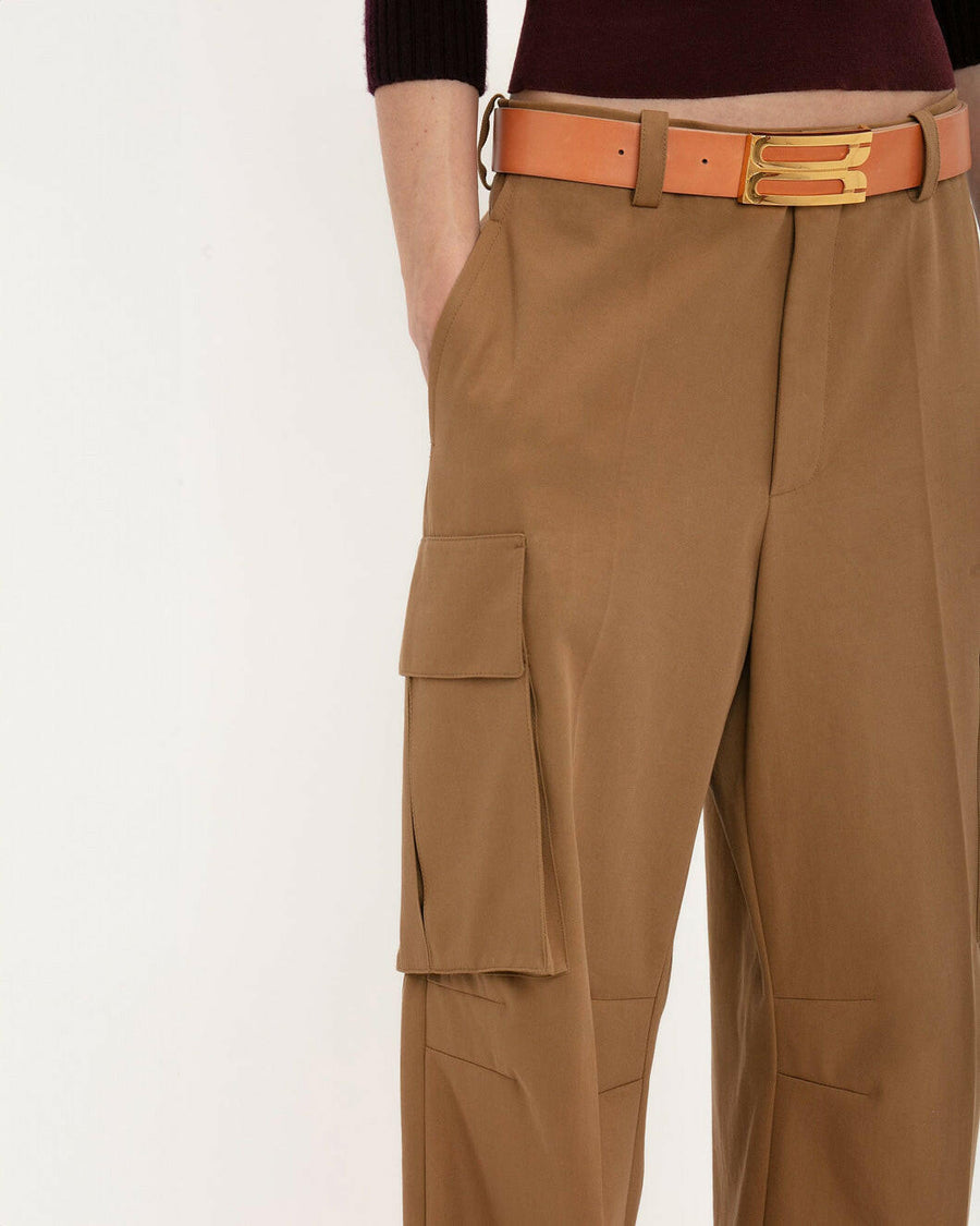 victoria beckham Relaxed Cargo Trouser tobacco brown on figure front detail